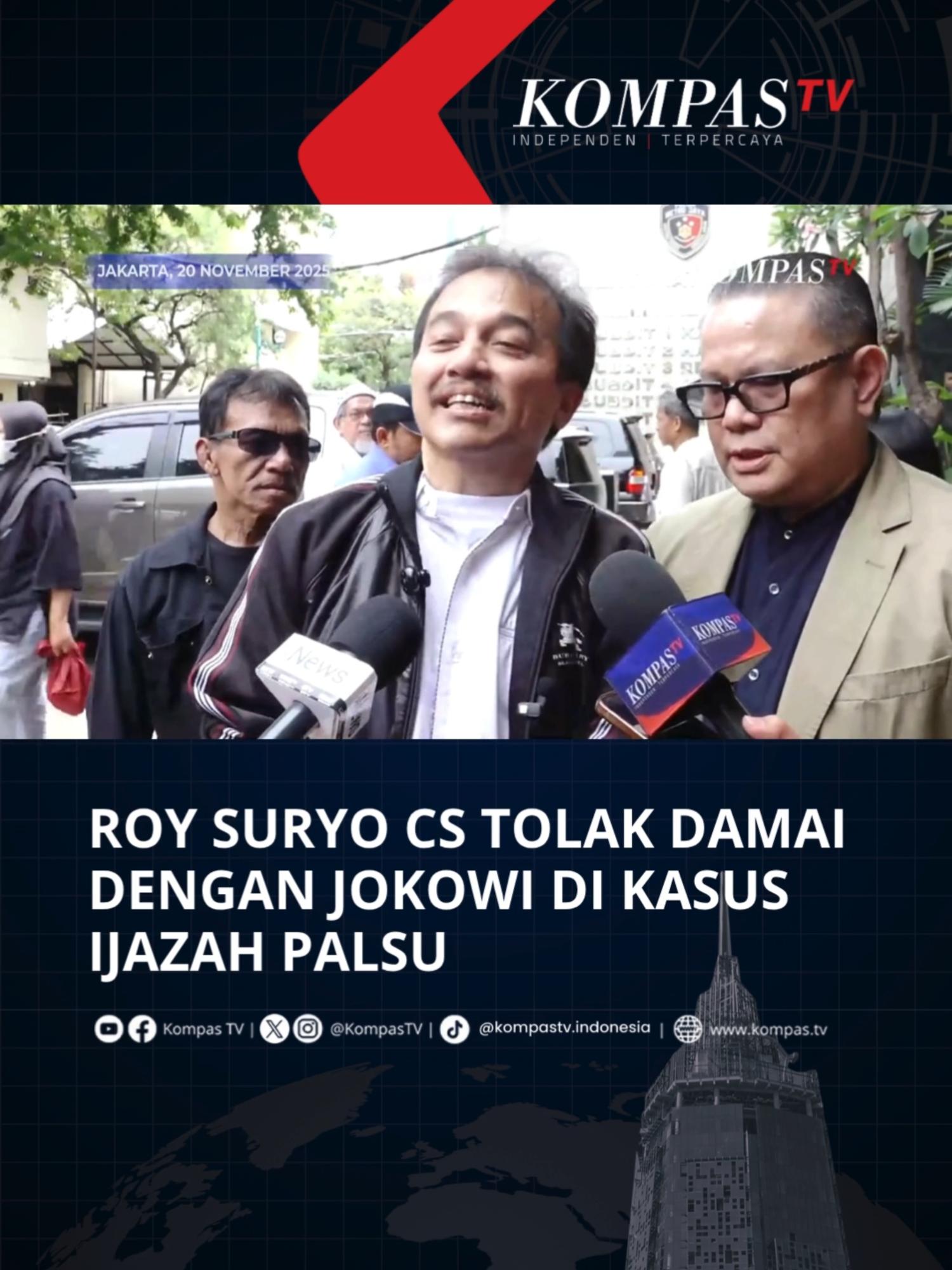Roy Suryo termasuk Rismon Sianipar dan Tifauzia Tyassuma ditetapkan sebagai tersangka dalam kasus tudingan ijazah palsu Jokowi. Roy Suryo telah menjalani pemeriksaan pertamanya usai ditetapkan sebagai tersangka pada 13 November 2025. Ia menjalani pemeriksaan di Polda Metro Jaya selama 9 jam, namun tidak ditahan dan diperbolehkan pulang. Bagaimana pendapatmu?  Simak video selengkapnya dan dapatkan berita terkini lainnya di www.kompas.tv serta youtube.com/kompastv  #TikTokBerita#SOROTKompasTV