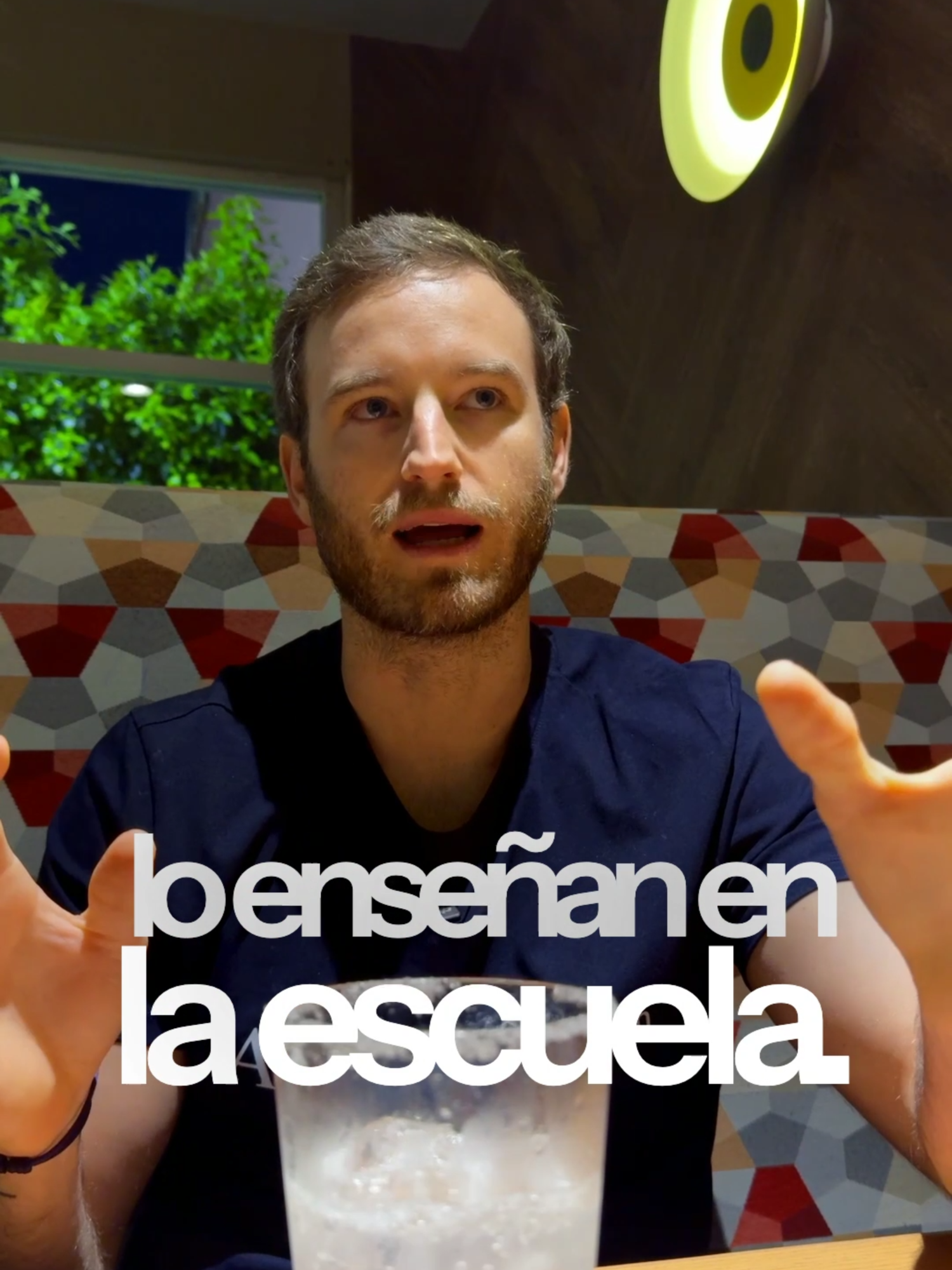 El burnout no nació en el trabajo. Se sembró en la escuela. 🎒🔥 Desde niños nos dijeron: “Sé el mejor, estudia todo, hazlo tú, no te apalanques de nada.” Nos entrenaron para competir, no para colaborar. Para agotarnos, no para optimizarnos. Para esforzarnos… aunque no avanzáramos. Y hoy, romantizamos el cansancio. Como si estar agotado fuera símbolo de éxito. Pero no lo es. El verdadero éxito no quema… escala. 🚀 El que entiende que el juego no va de hacer todo, sino de apalancarse con personas, sistemas, herramientas y conocimiento… ese empieza a ganar. 💡 Crear éxito sin destruirte no es flojera, es inteligencia estratégica. 👉 Pregunta seria: ¿Estás avanzando… o solo te estás cansando? #MarianoPorter #Mentalidad #Estrategia #Productividad #Negocios #Apalancamiento #Disciplina #MindsetEmpresarial #EmprenderSinQuemarte #BurnoutNoEsMedalla#paratiiiiiiiiiiiiiiiiiiiiiiiiiiiiiii #MarketingDeValor #MentalidadGanadora #cambiodementalidad #CrecimientoPersonal #EstrategiaYConstancia #MentalidadDeCrecimiento #MentalidadAlta #MarianoPorter #MindsetDeNegocios #CrecimientoReal #EscalaConSentido #DisciplinaAnteTodo #marianoporter #NegociosExitosos