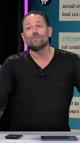 En 23 ans de télévision, c’est l’annonce la plus difficile que j’ai faite en direct… Dire au revoir à Game One, la chaîne où j’ai grandi, où je suis quasiment né professionnellement. Merci au groupe Paramount de m’avoir laissé la chance de produire et animer l’émission de mes rêves, avec mes copains. Une émission que j’avais imaginée pendant des années : un mélange fou entre talk-show, défis, débats, quiz et challenges complètement loufoques. Je pars en laissant une chaîne en très bonne santé, rentable, avec de bonnes audiences et un excellent chiffre d’affaires. La fermeture est stratégique… mais l’histoire qu’on a écrite ensemble, elle, restera gravée. La suite arrive. Et j’ai hâte de la construire avec vous, ailleurs… sur une autre chaîne ou sur Twitch. #GamingOnTikTok #GameOne #JulienTellouck #TV #television 