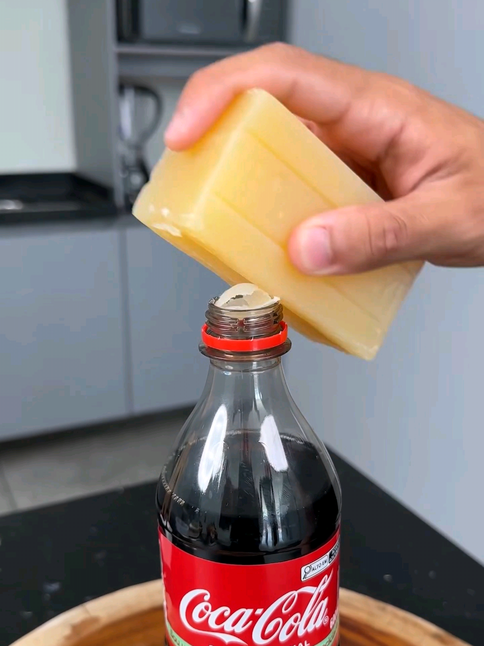 اخلطوا الصابون مع الكوكاكولا وشاهدوا ما الذي سيحدث! 🤯😱