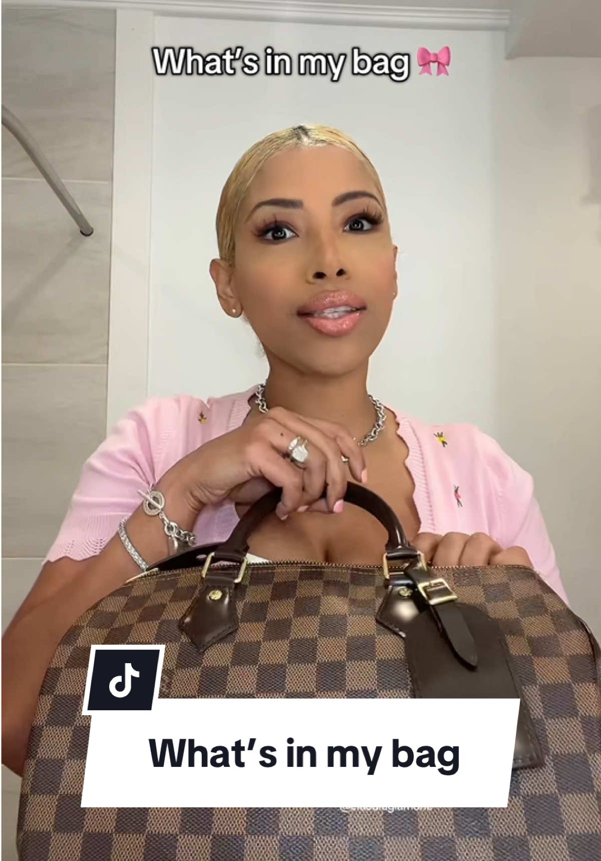 What's in my bag. What's in my Louis Vuitton speedy bag #whatsinmybag #Ivspeedy #Ivspeedybag #whatsinmypurse #louisvuittonspeedy 