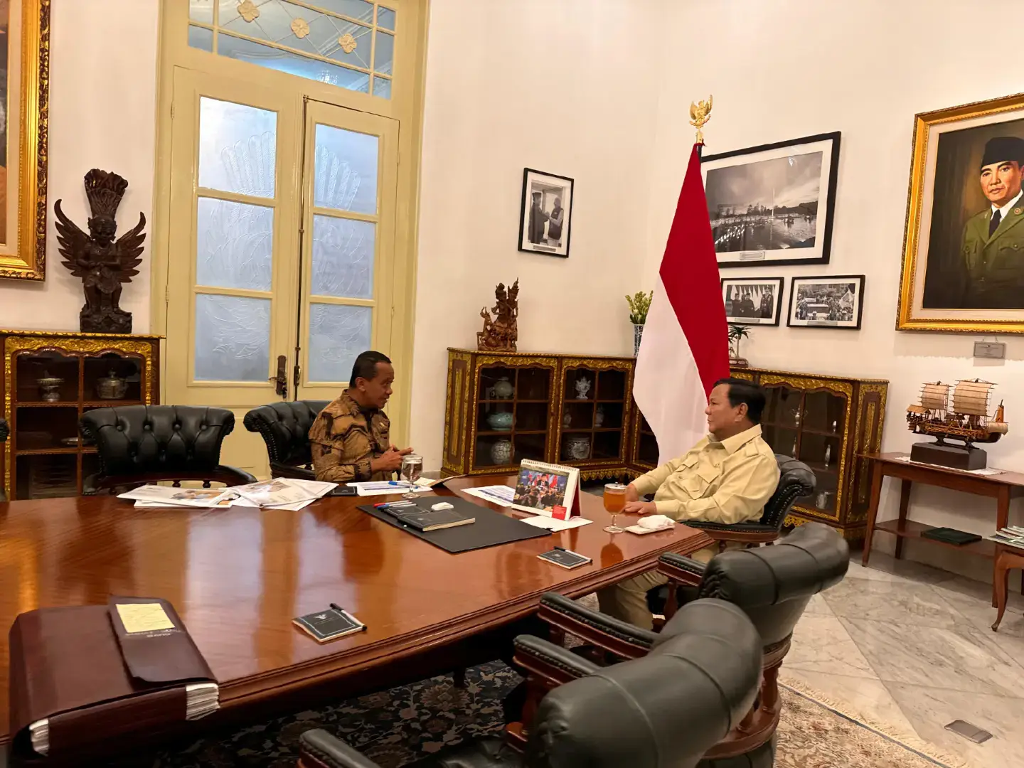 Presiden Prabowo Subianto menerima Menteri ESDM Bahlil Lahadalia di Istana Merdeka, Jakarta, Kamis (20/11/2025). Dalam pertemuan ini, Bahlil melaporkan capaian PNBP sektor energi yang sudah mencapai 85% dari target APBN, serta realisasi lifting yang sesuai harapan. Bahlil juga menyampaikan perkembangan rencana peresmian Proyek RDMP di Kalimantan Timur. Proyek ini diproyeksikan membawa lompatan besar bagi ketahanan energi nasional dan diharapkan bisa mewujudkan swasembada solar dan avtur pada 2026.