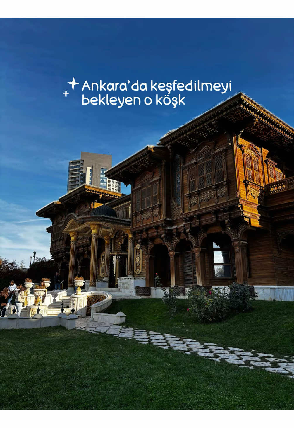 Hafta sonu “Nereye gitsek?” diyenler için mükemmel bir rota.  📍Merik Konağı halk arasında “Altın Köşk” olarak biliniyor. 2008 yılında müze olarak açılmış; Türkiye’nin ilk mimarlık ve mobilya müzesi olma özelliğini taşıyor. ☕️Müze içerisinde aynı zamanda bir kafe bulunuyor. Dilerseniz iç ve dış mekanda oturabiliyorsunuz.   👉🏼 Pazartesi hariç her gün 10:30 – 16:30 arasında ziyaret edebilirsiniz.   👛 Tam 200₺          Öğrenci 150₺           (7 yaş altı ve 65 yaş üstü ziyaretçiler ücretsiz.)  . . . . . . . . . . . . . . . Reklamdeğil #gezilecekyerler #ankara #keşfetteyizzz #keşfetbeniöneçıkar #reelsvideo 
