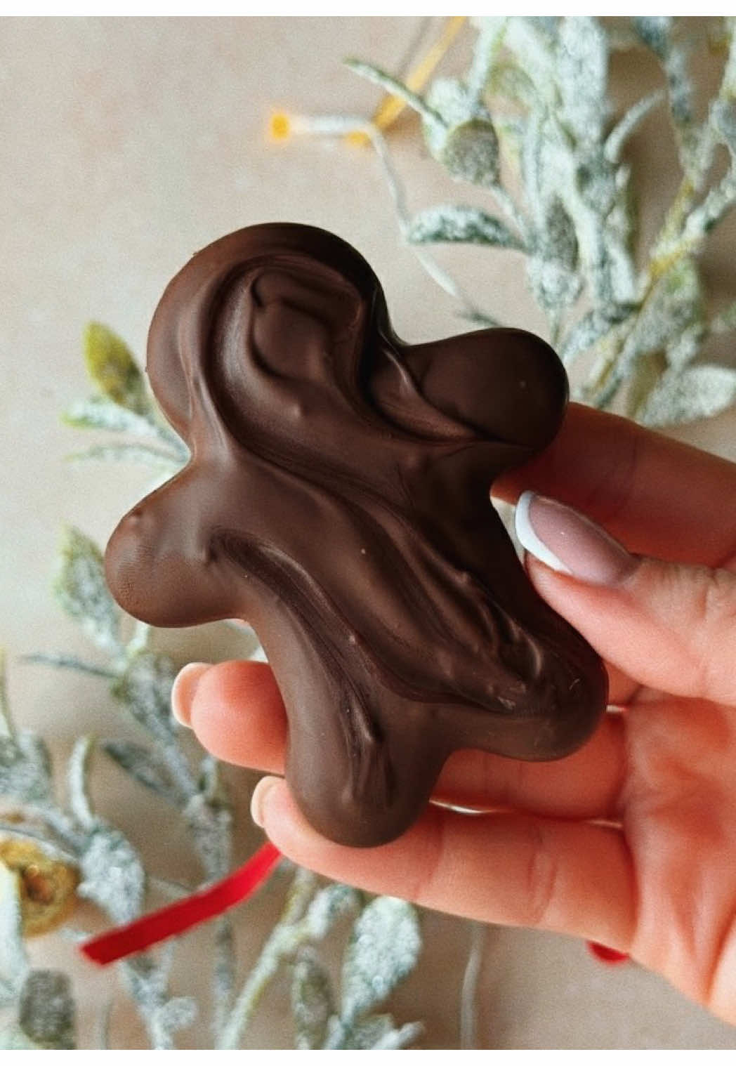 Były już mięciutkie i puszyste pierniki w lukrze, to teraz czas na czekoladę. Rzadko robi się takie w domu, częście kupuje, a są naprawdę proste, szybkie i znacznie zdrowsze! 🍫 Przepis na 2-3 blaszki pierników: - 150 g miodu - 100 g masła - 70 g cukru drobnego  - 1 jajko - 1 łyżeczka sody oczyszczonej  - 50 g wrzątku  - 1 spora łyżka cynamonu, 1/2 łyżeczki mielonych goździków, 1 łyżeczka mielonego imbiru, szczypta gałki muszkatołowej (lub 2 duże łyżki przyprawy do piernika) - 1/2 łyżeczki soli  - 380 g mąki Polewa: - 200-300 g czekolady deserowej lub mlecznej  Przygotuj 2 blaszki wyłożone papierem do pieczenia i kratkę do studzenia. Rozgrzej piekarnik do 190 stopni (góra dół, jeśli pieczesz jedną blaszkę lub termoobieg, jeśli dwie na raz). W garnku rozpuść razem masło, miód i przyprawy. Mieszaj aż się połączą. Zdejmij z gazu. W misce zmiksuj jajko z cukrem aż staną się kremowe i puszyste. Dodaj gorącą wodę i sodę oczyszczoną. Natychmiast zmiksuj. Dodaj masło z miodem i przyprawami. Zmiksuj. Dodaj mąkę i wymieszaj szpatułką. Odłóż ciasto pod przykryciem na 10-15 min, aby przestygło. Wyrób je chwilę rekami. Ciasto będzie dość lepkie, więc jeśli będzie kleiło się do blatu lub wałka, możesz wysmarować je delikatnie olejem - nie podsypuj mąką. Rozwałkuj ciasto na dość gruby placek (6-8 mm). Wycinaj dowolne kształty i przekładaj na blaszki. Piecz w 190 stopniach góra dół lub 180 termoobieg 7-8 minut (tylko do delikatnego zarumienienia). W międzyczasie przygotuj polewę - 2/3 czekolady połam na kawałki i rozpuść w mikrofalówce w kilku interwałach po 20 sekund lub kąpieli wodnej. Dodaj resztę czekolady i mieszaj aż całkowicie się rozpuści (dzięki temu po zastygnięciu będzie chrupka). Wyjmij z piekarnika i od razu zamaczaj gorące pierniczki w czekoladzie. Odłóż na kratkę do studzenia lub papier do pieczenia. Poczekaj aż czekolada całkowicie stężeje (najlepiej w chłodnym miejscu, ale nie lodówce). Przechowuj w szczelnie zamkniętym pojemniku - wytrzymają co najmniej miesiąc. 🫶🏻