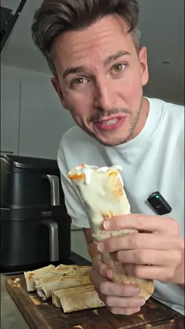 Virales Dönerfleisch - meine Variante 😋☝️ Fleisch 800gr Hack 4 kleine Zwiebel 1 Tl Salz 1 Tl Pfeffer 1 Tl Paprika 1 Tl Kümmel 1 Tl Chili Airfry bei 200° für 20 Minuten Paprika  Bei 170° für 10-15 Minuten  Jogurt Soße 300ml Jogurt 3 Iniblauchzehen 1/2 Saft Zitrone 1/2 Tl Oregano 1/2 Tl Salz  1/2 Tl Pfeffer  Adana Soße Flocke Butter 2 El Tomatenmark 1/2 Tl Paprika 1/2 Tl Chili Wasser Türkischer Zwiebelsalat 🧅 4 rote Zwiebel 1 Hand Petersilie Saft von einer Zitrone  3 El Olivenöl  1 El Sumak Salz Im Video genutzt  Cosori Turbo Tower  #döner #airfryer #cosori #backpapierdöner 