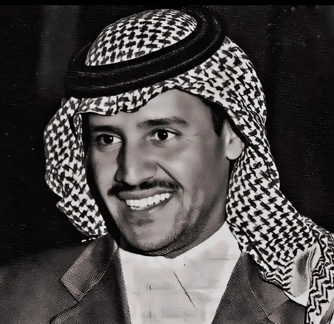 علمتني وشلون اعاملك بعناد وخليتني للحب اعلن اجهاده قتلت فرحة عمر في يوم ميلاد عز الهوى في قلب مات بشهاده لاتنتظر لقياي في يوم ميعاد فاتك حضوري والمشاعر جماده تركتلك ذكرى تعاودك برقاد ذكرى ميريرة كنها لك وساده ان غبت ماني عنك ياصاح العشاق يضيع من ضيع مشاعر وداده مافات من عمرك صعب يوم ينعاد زرع زرعته لايفوتك حصاده #خالد_عبدالرحمن #خالديات #مخاوي_الليل 