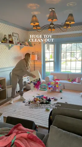 It’s the perfect time of year to pick out toys your kids aren’t playing with anymore and donating them to local shelters, toys for tots, daycares, hospitals, sooo many places to accept used (cleaned) toys and it’s a great opportunity to teach your kids about generosity while cutting down on the chaos in your home. Highly recommend!!! #toycleanout