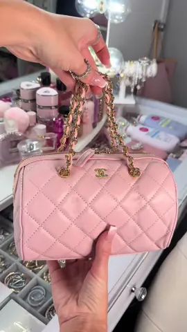 So pretty & pink 💖✨🎀 #luxurybags #purse #pinkbag #pinkpurse #bags 
