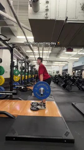 Working on form so I’ve dropped my weight quite a bit.. and that’s ok! #gym #workout #lifting #legday #form 