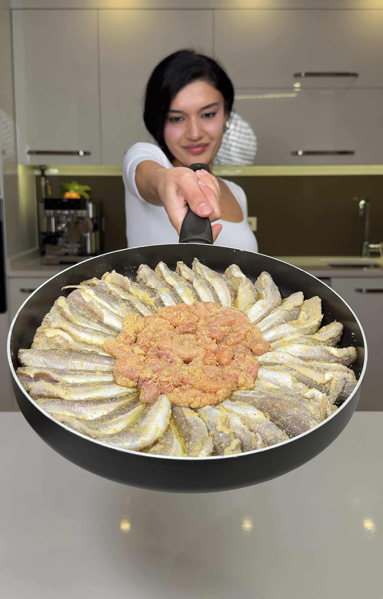 Mezgit 🐟 | Whiting ⬇️ English  Malzemeler: 	•	Mezgit 	•	Tuz 	•	Mısır unu 	•	Zeytinyağı (kızartmak için) Yapılışı: 	1.	Mezgitleri tuzlayın. 	2.	Mısır unu ve tuz karışımına bulayın. 	3.	Tavada zeytinyağını ısıtın, mezgitleri arkalı önlü kızartın ⬇️ English  Ingredients: 	•	Whiting 	•	Salt 	•	Cornmeal 	•	Olive oil (for frying) Instructions: 	1.	Season the whiting with salt. 	2.	Coat the fish in a mixture of cornmeal and salt. 	3.	Heat olive oil in a pan and fry the whiting on both sides until golden. #busezeynep #fish #balık 