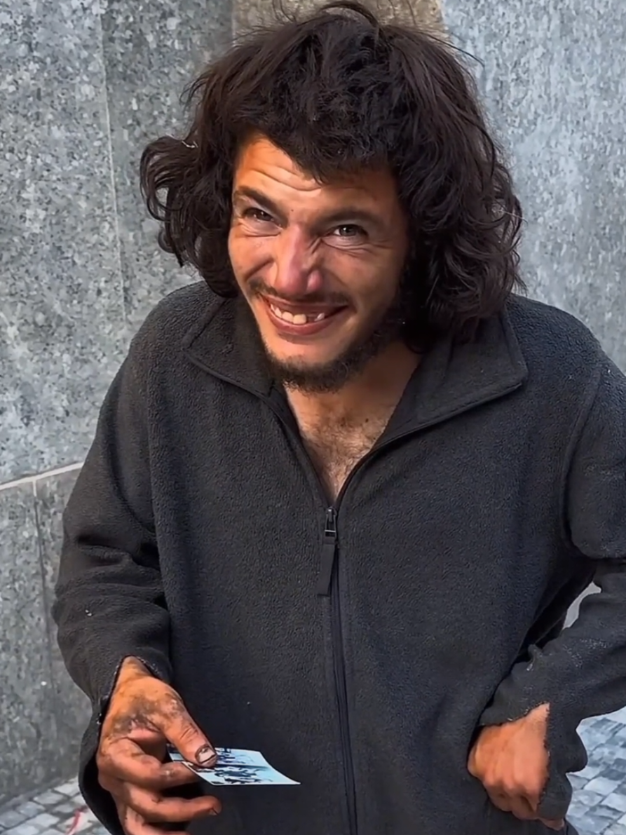 Suprising this Homeless Man with Food and a great picture 🥹#streetphotography #crying #poor #photography #fyp 