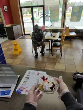 Making a banana split for a fan #fyp #banna #icecream #dairyqueen 