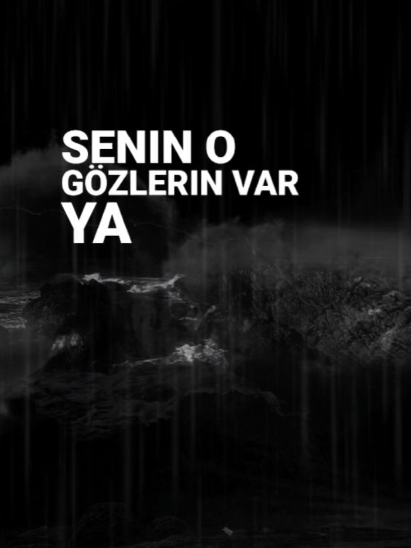 SENIN O GÖZLERIN VAR YA HER ŞEYI BITIRDI🥀 Nasıl  bir şeydi  biliyormusun? O camımı çerçevemi  indirirken bile , ben ellerini düşünürdüm. Öyle sevdim.😔🖤🤍 ✍️Sence en çok ne yakar? Gözlerdeki yalan mı… yoksa kalpteki kalan mı?🖤 #seninogözlerinvarya #GözleriVarya #DuygusalSözler #SiyahBeyazAsk  #Sad  @Söz Mühendisi 
