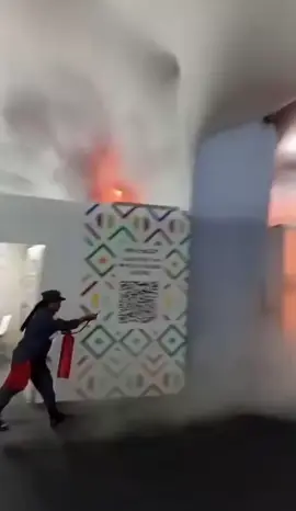 Após as 14h desta quinta-feira (20), um incêndio de grandes proporções atingiu um dos pavilhões da COP30, realizada em Belém (PA). As chamas ocorreram na chamada Blue Zone, o Pavilhão dos Países, área onde costumam se reunir negociadores, ministros e representantes internacionais. O fogo foi rapidamente controlado, e não há registro de feridos. De acordo com o governador do Pará, Helder Barbalho (MDB), as primeiras hipóteses apontam para falha em um gerador ou curto-circuito em um dos stands do local.