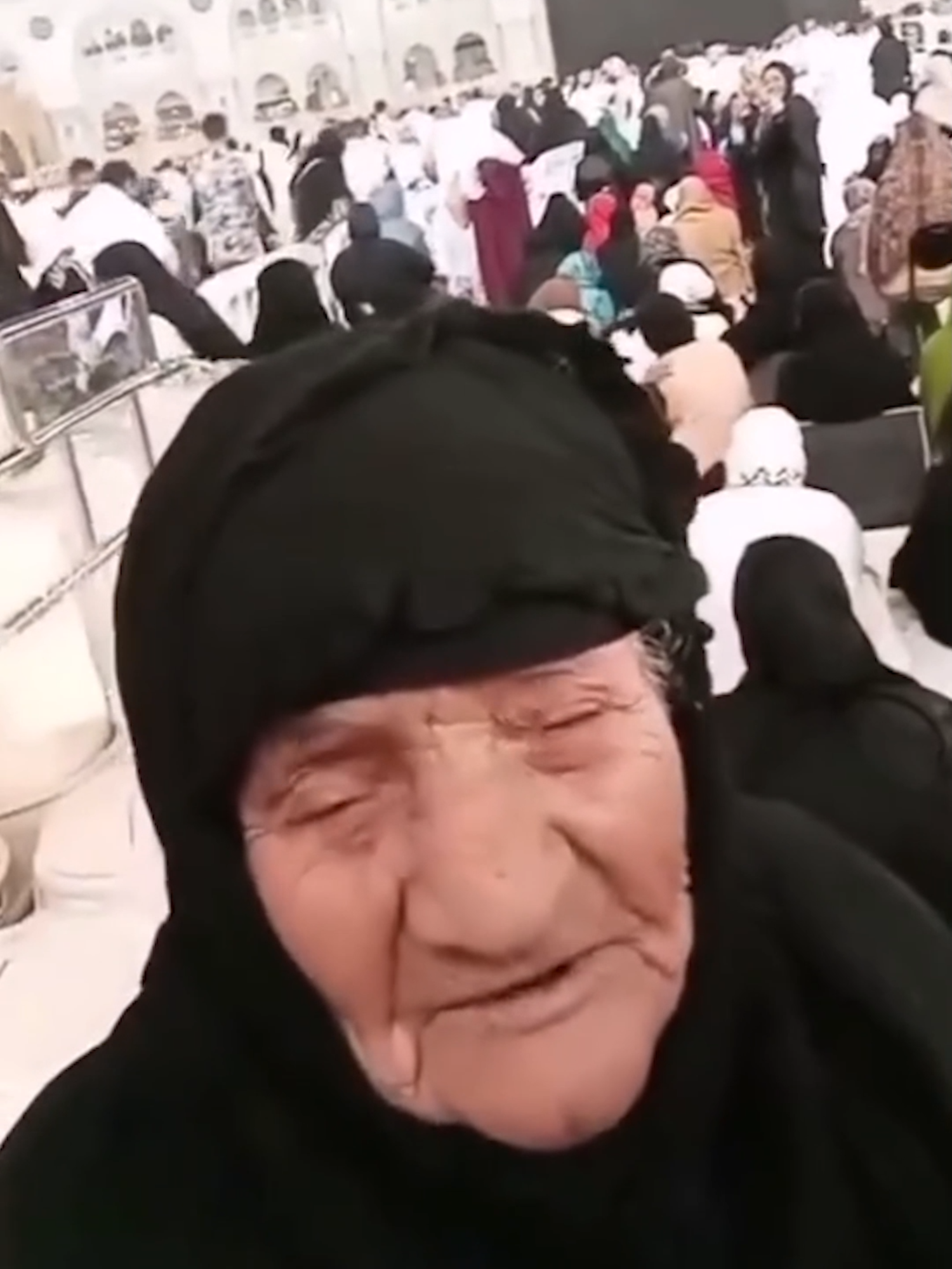 الحاجة كانت تدعو لأبنائها فطلبت منها امرأة مصرية بالدعاء لابنتها لكي تتزوج