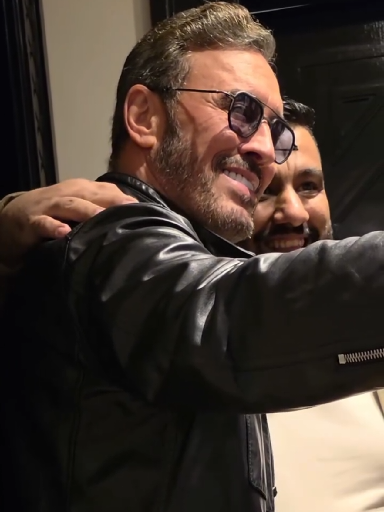 ممكن تلتقي بي ثواني .. بس راح يعطيك سعادة سنه كدام من لقائي مع كاظم الساهر في البتراء الاردن بتاريخ 2025/11/15 الساعة 10:28 صباحاً ... .. . #كاظم_الساهر #كاظم #الساهر #القيصر #الشعب_الصيني_ماله_حل 