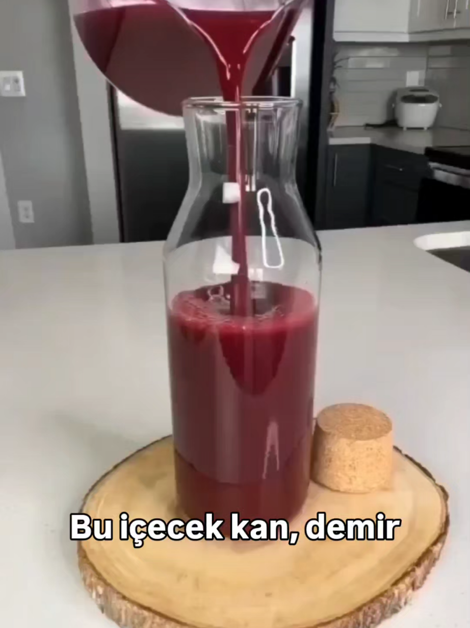 Malzemeler; * 1 pancar + 1 havuç + 1 nar + 3 hurma + 2 bardak su Yapılışı; * 1 havuç 1 pancar ve 1 kase Nar'ı öğütün. 2-3 hurma ve biraz su ekleyip mikserde iyice karıştırın. Ardından süzün ve tüketin. * Bu içeceği sadece 2 hafta boyunca içseniz yeterli. Yanaklarınız kanla kızaracak ve vücudunuzdaki tüm kan eksiklikleri giderilecektir. Bu yüzden lütfen bu tarifi kansızlık çekenlere gönderin ve bizi takip etmeyi de unutmayın.