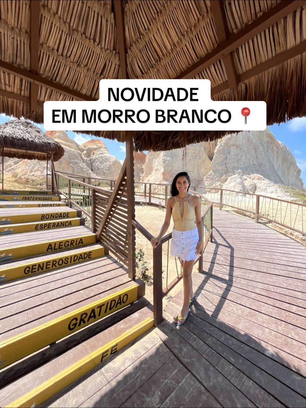 Eu amei essa nova escadaria, para quem faz a caminhada no labirinto das falésias ficou muito mais fácil e confortável para descer e chegar na praia 🌊🏝️ #beberibe #morrobranco #ceará 
