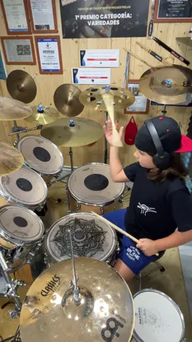 Hoy os dejamos éste temazo instrumental que fue todo un reto pero siempre nos gusta explorar cosas nuevas y experimentar con cosas diferentes #drums #drummer #musica #drumming #baterista 