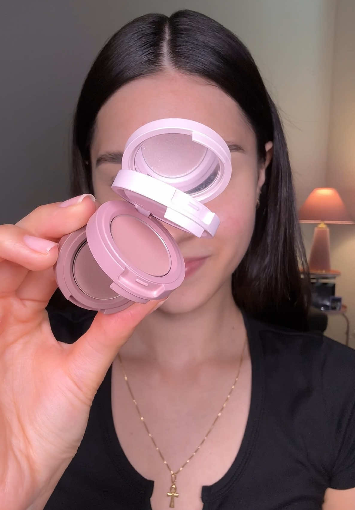 De las sombras más hermosas y compactas que he probado! @KAJA Beauty ID #kajabeauty #kajaeyeshadowtrio #tiktokshopcreatorpicks #tiktokshopblackfriday #eyeshadowtutorial 