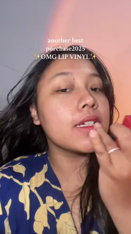 lagi kecintaan bngt sama OMG lip vinyl nya🥺🤍 aku pake shade 05 Scarlet• #omglipvinyl #lipvinyl #lipglaze #beautycontentcreator 
