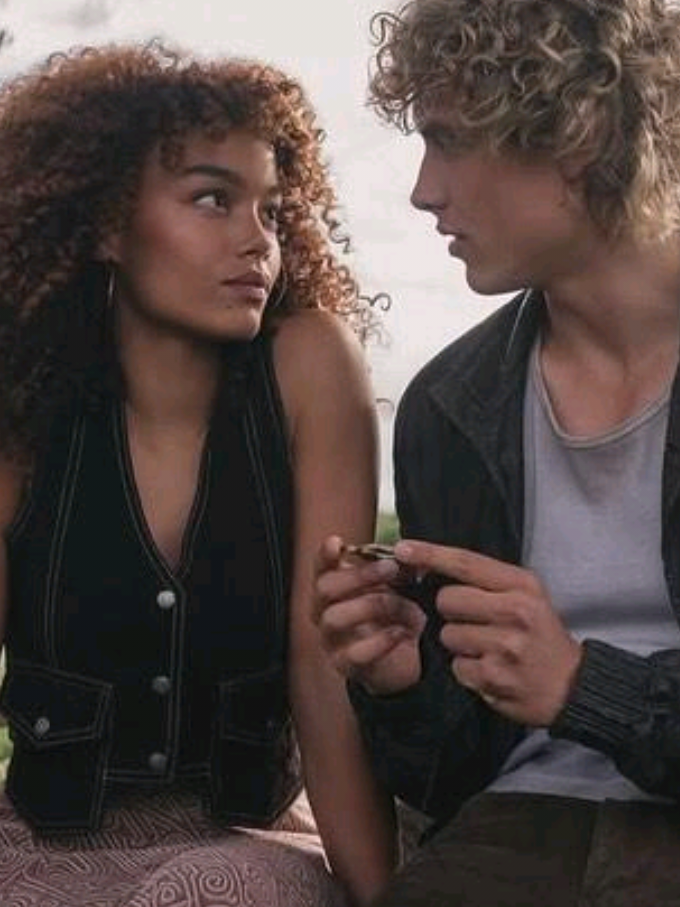 ☀️ A BEM VINDO DE VOLTA AO DISTRITO 12! Finalmente saiu o trailer de Amanhecer na Colheita! Conta a história do Haymitch, e do 2° Massacre Quaternário (50° Edição dos Jogos Vorazes).  ☀️ #JogosVorazes #TheHungerGames #AmanhecerNaColheita #SOTR #SunriseOnTheReaping 