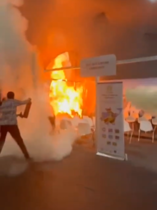 INCÊNDIO NA COP 30 UM INCÊNDIO EM UMA PARTE DA MEGA ESTRUTURA DO EVENTO QUE ESTÁ SENDO REALIZADO NO ESTADO DO PARÁ, A COP 30, DEIXOU AS PESSOAS EM ESTADO DE ALERTA, E CAUSOU UM GRANDE SUSTO EM TODOS. UM EVENTO QUE TRAZ MUITAS DISCUSSÕES SOBRE OS EVENTOS CLIMÁTICOS, EXPLORAÇÃO DE PETRÓLEO E GÁS, FORMAS DE AUMENTAR O USO DE ENERGIAS LIMPAS ENTRE OUTROS ASSUNTOS LIGADOS A NATUREZA. ESSE INCÊNDIO ACONTECEU AGORA NA PARTE DA TARDE DESTA QUINTA-FEIRA, AINDA NÃO HÁ INFORMAÇÕES SOBRE FERIDOS. #cop30 #incendio #pará #noticiastiktok #offshore 