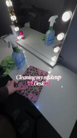 Clean my makeup desk with me 🎀 P.s hot choccy was nice x ☕️ #cleanwithme #cleangirl #clean 