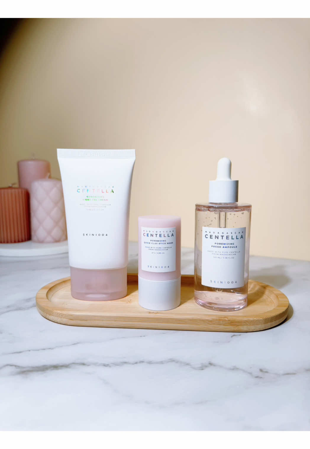 ✨ Le trio qui affine la peau… comme un grand cru 🍷✨ Un trio qui s’ouvre sur une fraîcheur délicate, avec un gel léger aux accents herbacés rappelant les premiers souffles du matin. En cœur, le sérum dévoile une texture limpide, presque aqueuse, qui glisse comme un vin jeune aux notes minérales, resserrant le grain de peau avec précision. En finale, le masque à l’argile offre une pointe sèche, maîtrisée, qui purifie en profondeur et laisse un fini mat, net, parfaitement équilibré. Un assemblage harmonieux : peau lissée, pores raffinés, éclat maîtrisé. Un millésime pour celles et ceux qui aiment la douceur… avec du caractère. ✨ ___________ @cosmetic_jolse @SKIN1004 US  #jolse #cosmeticjolse #SkincareRoutine #PoreCare #CleanGlow