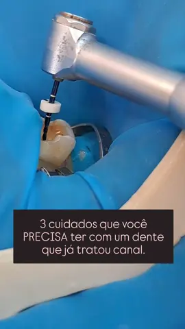 Um dente que passou por tratamento de canal não “volta a ser como antes”. Ele fica diferente — e por isso precisa de cuidados específicos para durar muitos anos com saúde. Aqui vão 3 cuidados essenciais: 1️⃣ Não adie a restauração definitiva O dente tratado por dentro tende a ficar mais frágil por fora. Ficar só com a restauração provisória por muito tempo aumenta o risco de infiltrar ou até quebrar. 2️⃣ Acompanhe com radiografia Canal é tratamento interno — e só o exame mostra como ele está evoluindo. Acompanhamento periódico evita surpresas e permite corrigir cedo qualquer sinal de inflamação. 3️⃣ Proteja o dente de forças excessivas Quem aperta, range ou mastiga muito forte pode sobrecarregar esse dente. Placa de bruxismo, ajustes de mordida e cuidado com hábitos mecânicos fazem toda diferença na longevidade. ✨ Canal bem feito dura. Canal bem cuidado dura ainda mais. E se você sente desconforto, pressão ou dúvida sobre um dente já tratado, vale investigar com carinho. Me segue aqui para mais informação de qualidade! #endodontia #tratamentodecanal #saudebucal #dentistarecreio #odontologiabaseadaemevidências