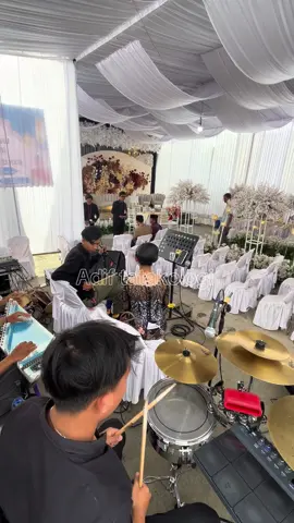 Prosesi mapag awal sebelum kirab #percussionist #cam #adiftatakologi #upacaraadatsunda 