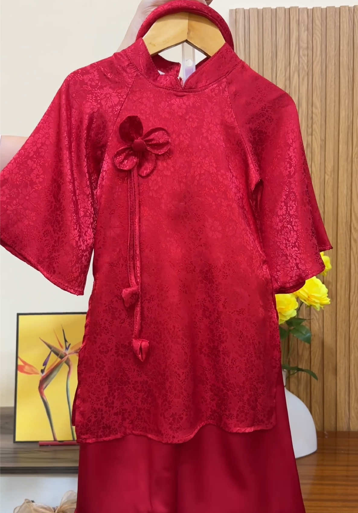 Áo dài lụa đỏ #tiembathuong #tiktokviral #aodaitet #aodaichobe #aodaibegai 