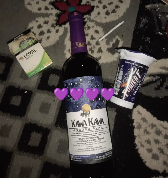 cara membuat mie geprek 1. Rebus mie sampai matang, angkat dan tiriskan. 2. Campur mie dengan bumbu, aduk rata. 3. Campur 3 sdm terigu, 1 sdm maizena, 1/4 sdt lada bubuk dan 1/4 sdt kaldu bubuk. 4. Ambil 3 sdm adonan tepung, beri sedikit air, aduk sampai kental. 5. Ambil 2 sdm mie, balur merata pada adonan basah, kemudian balut pada adonan kering sambil ditekan-tekan. 6. Goreng dalam minyak panas sampai kecoklatan, angkat dan tiriskan. 7. Haluskan bawang putih, cabe rawit, garam dan gula pasir. Siram dengan 1 sdm minyak panas. 8. Taruh mie di atas cobek, kemudian geprek perlahan. Siap disajikan. #fyp #foryou #reseptiktok 