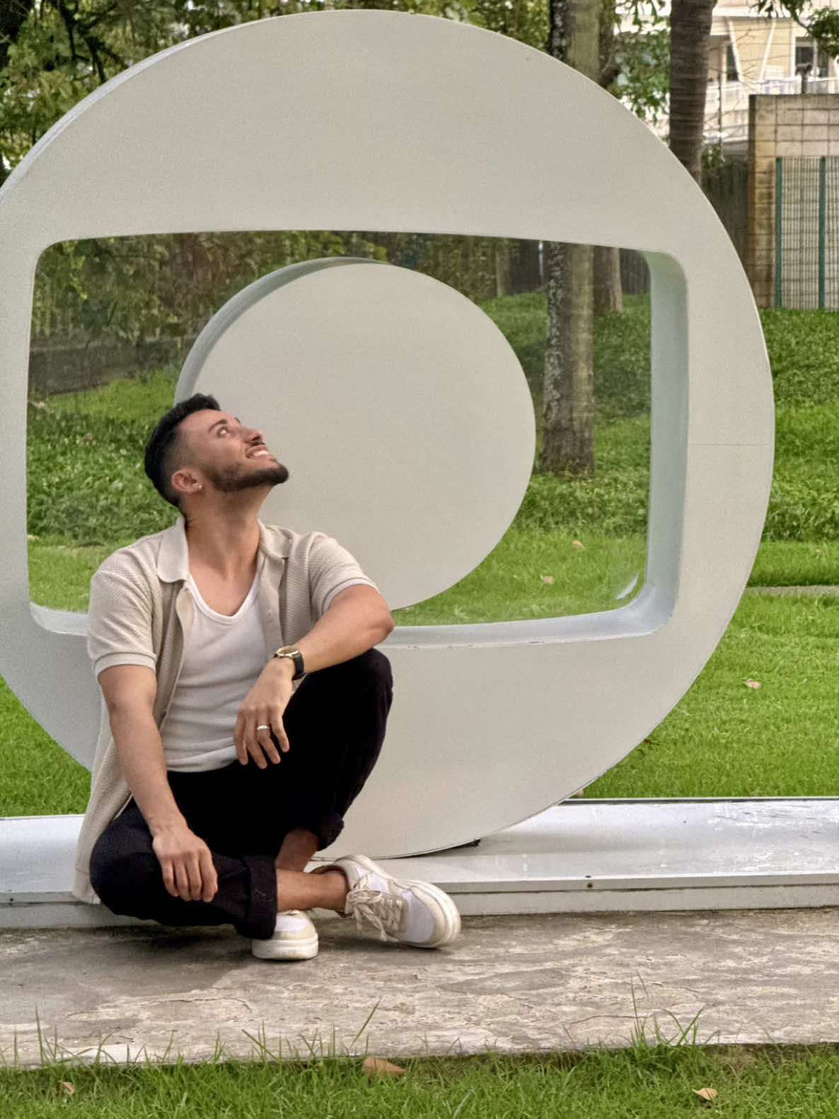 Só tenho a agradecer ao Tiktok e ao Globo Play por essa oportunidade incrível. Poder conhecer os studios da Globo foi tipo aqueles sonhos de infância que todo artista tinha quando assistia TV. Eu cresci vendo as produções dessa emissora, e poder ver tudo isso de perto mexeu muito comigo. Além disso pude conhecer personalidades incríveis que trilham essa mesma jornada no entretenimento. Obrigado e Obrigado @TikTok Brasil 