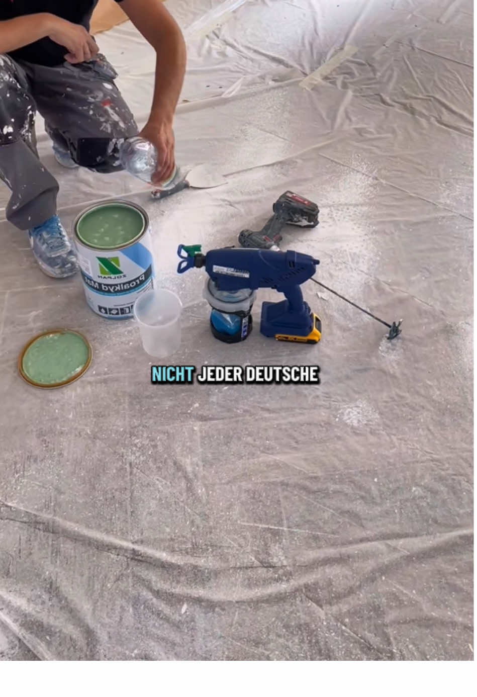 Malst du lieber mit der Rolle oder mit der Sprühpistole? #heimwerken #handwerk #DIY #arbeit #lernenmittiktok 