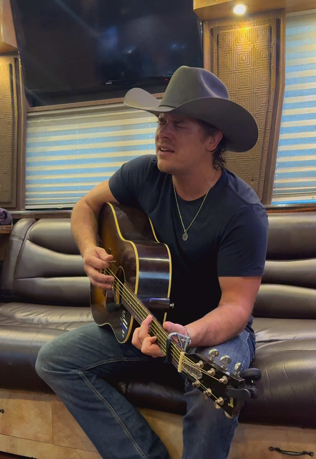 A little acoustic version of “Mirror Mirror for ya! #fyp #countrymusic #musictok #mirrormirror 