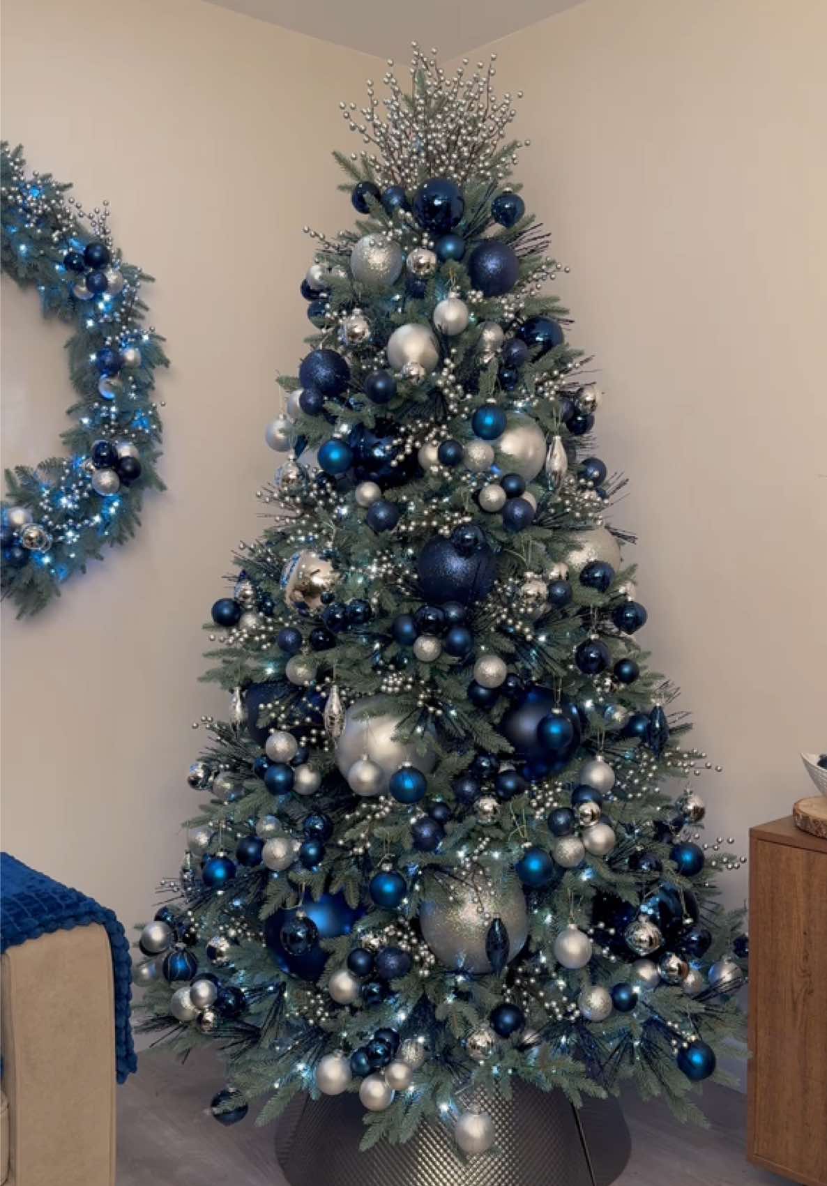 This navy and silver look has all the winter vibes, a simple modern twist on classic Christmas💙✨ #christmas #christmasdecor #christmastreedecor #christmasdecorating #xmas2025 