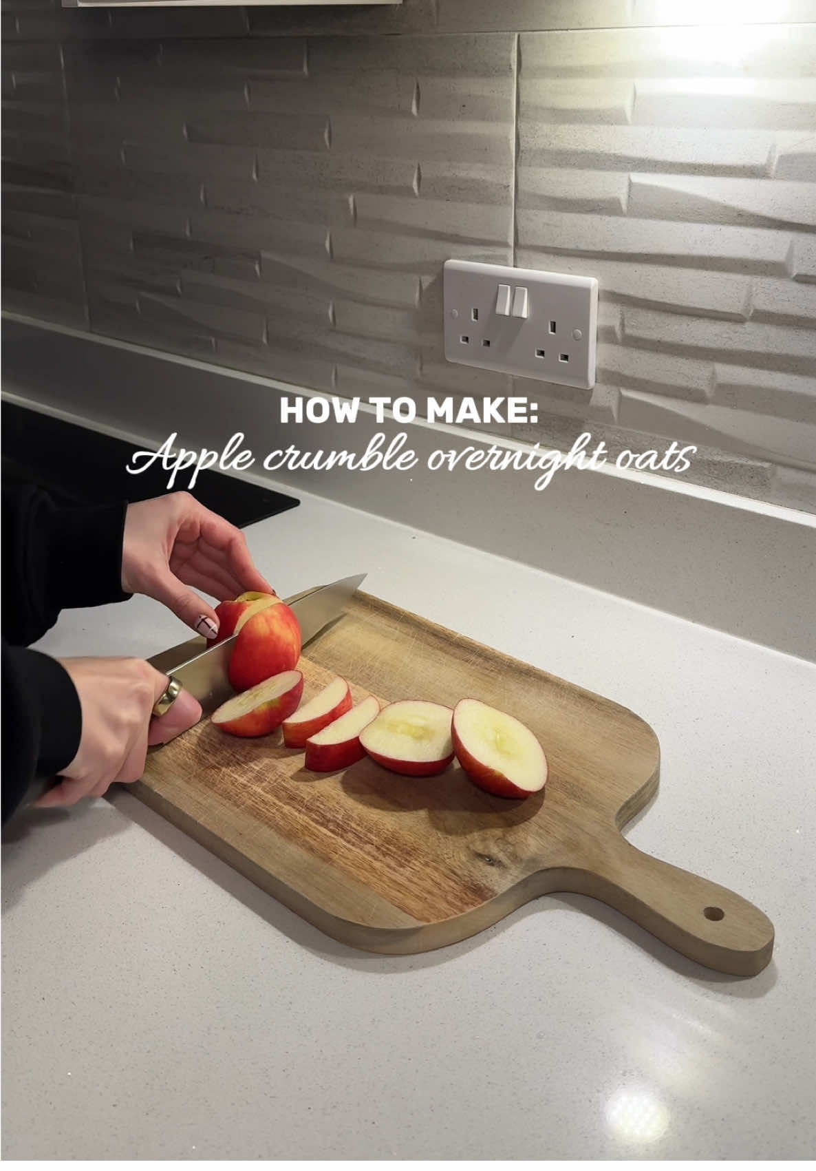 Apple crumble overnight oats🍎✨ the are the BEST flavour of overnight oats I’ve tried & they taste just like the M&S ones🙌🏼 For 1 portion: use half an apple (chopped small) cooked in maple syrup, cinnamon & splash of water until soft. 40g rolled oats 80g greek yogurt 90ml milk 1 tsp chia seeds 1 tsp flax seeds half tsp cinnamon  half tsp vanilla tbsp maple syrup  a shortbread biscuit to crumble on top just before you eat! Enjoy🌟