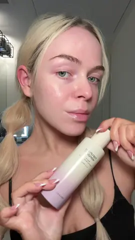 Skin flooding with my fav essence from @haruharu wonder 😮‍💨✨ Available on amazon for black friday!! 🤍 #haruharuwonder #blackrice #barrierrepair #sensitiveskin #livewithwonderdaybyday 