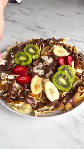 chefburcinarda Spagetti Krep🥞🍓🥝🍌🍫 Malzemeler Su bardağı ölçüsü 200 ml 250 ml süt(1 su bardağı+4/1 su bardağı yani 1 su bardağının 4’te 1’i kadar) 25 g eritilmiş tereyağ(Ortalama 1 dolu yemek kaşığı) 40 g toz şeker (2.5 yemek kaşığı) 1 yumurta 140 g un(1 su bardağı+2 silme yemek kaşığı) 10 g kabartma tozu(1 paket) 5 g vanilin(1 paket) Bir de yanmaz yapışmaz tava lazım😄tava önemli😏 Üzeri için 1 yemek kaşığı fındık kreması ve 80 g sütlü çikolatayı benmaride erittim,2 yemek kaşığında sıvıyağ ekledim,en sevdiğin meyvelerle kavuşturabilirsin onları😌 Hazırlanışı toz şeker ve yağı çırpın ardından yumurtayı ekleyip tekrar çırpın son olarak sütü ekleyip karıştırın ardından kuru malzemeleri ekleyip karıştırın hamurunuz hazır😌sıkmak için kullandığım şişeyi sos şişesi yazarak arat almak istersen,pet şişeye doldurup kapağına sevimli bir delik açıpda yapabilirsiniz tabi,görüyorsunuz demi hep sizi düşünürüm başka alternatifler sunarım😅Neyse önemli olan pişirme tavanı kısık ateşte ısıtmalısın(Yüksek ateşte altı yanar üzeri çiğ kalır)piştiğini nasıl anlayacaksın biliyor musn söyledimde bil😃üst kısma dokunduğun zaman eline yapışmayacak yapışmıyorsa pişti demektir,anlatacaklarım bu kadardı!🥰deneyecek olan herkese kolay gelsin afiyet olsun hadi gittim ben💁🏻‍♀️🙋🏻‍♀️ #krep #spagetti #tarif #meyve  @chefburcinarda