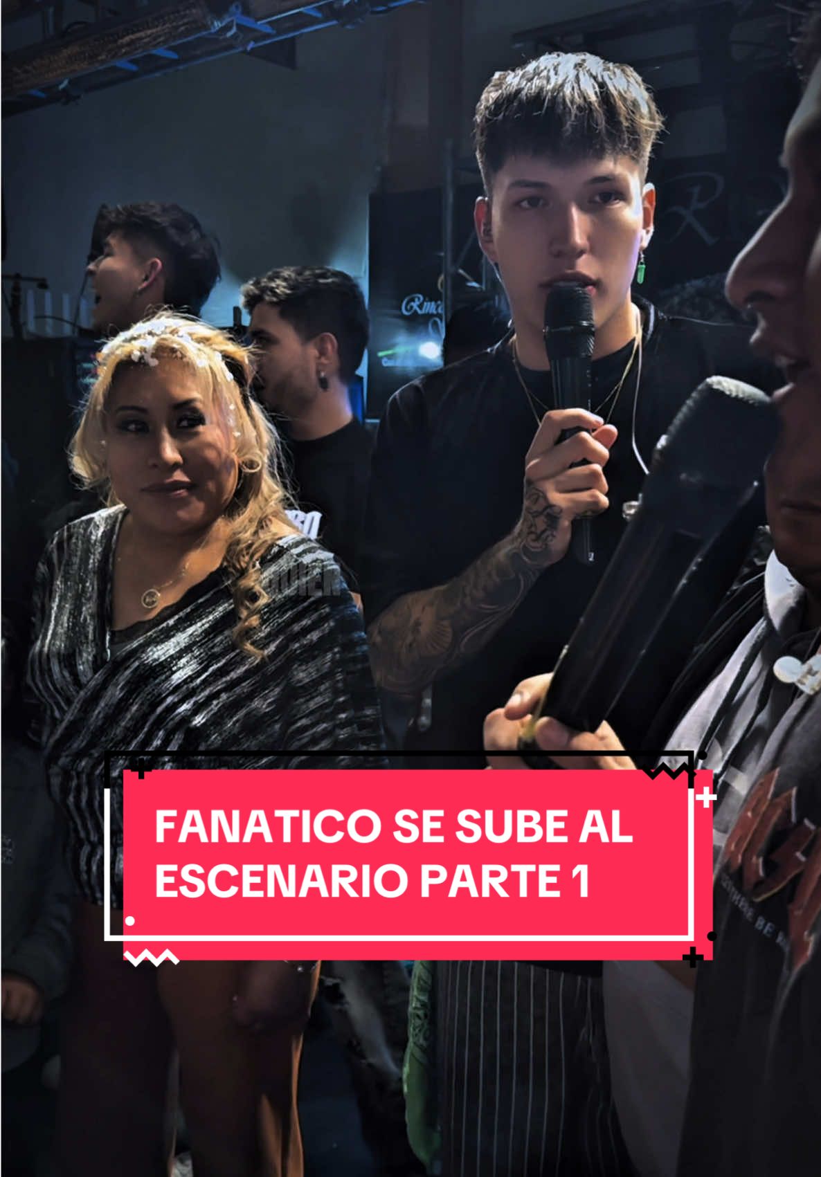 Fan se sube al escenario parte 1 XD #musica #turromantikos #fan #escenario #humor 