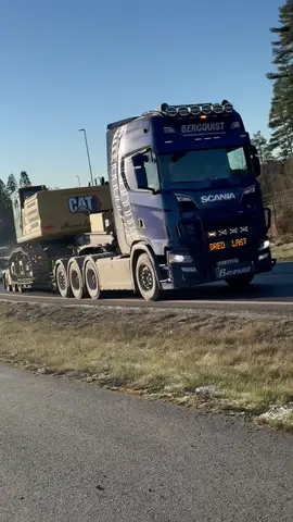 💥🫡🫡 #scaniav8 #trucktok #trending #fyp #caterpillar 