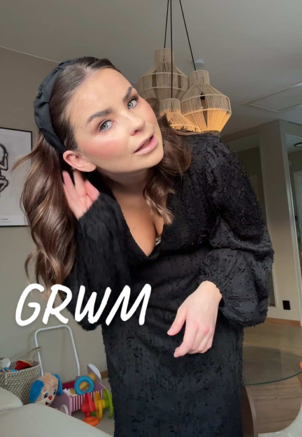 Hahahah ska ALDRIG använda eyeliner igen🤣 bytte outfit dessutom!kr MEN cred till @Hannah och hennes magiska grwm inför event🤎 