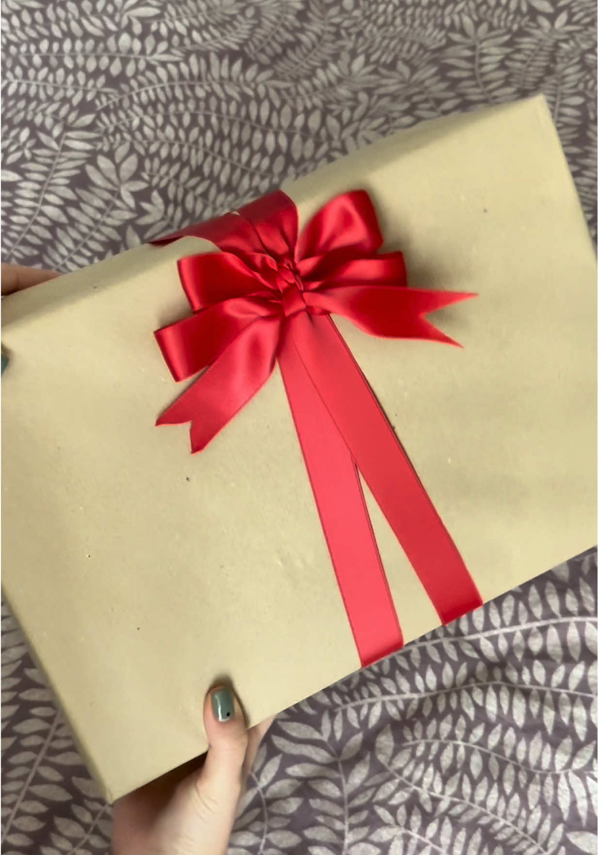 🎁✨ Anul ăsta m-am apucat devreme de cadourile de Crăciun și vreau să vă arăt cea mai simplă și estetică tehnică de făcut funde pe care am văzut-o pe Instagram! Voi cum împachetați cadourile anul ăsta? 🎀✨ #foryou #foryoupagе #wrappinggifts #wrapping #christmasgiftideas🎄❤️ 