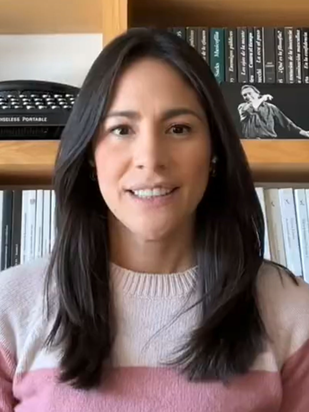 En voz de Vanessa Romero Rocha 🗣️ El odioso matiz “Esa bestia indomable ajena a todo soborno, vive en los matices.” 👉 Mira el análisis completo en: envoz.mx #VanessaRomero #Videoclumna #envozmx