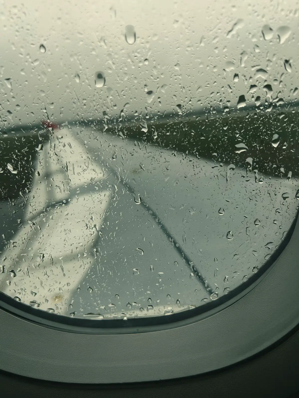 人生是一段漫长的旅程，每个人都背负着梦想和伤痛。 不要将你的旅程与他人比较，因为每个人的起点都不同。 人们只看到表面，很少有人真正理解我们所要克服的困难。 善待自己，因为没有人知道明天会发生什么。 信念是指引我们前行的光芒，即使在最黑暗的深渊中也能照亮前路。 有时，我们必须迷失才能找到真正的自己。 人生并不完美，但我们可以尽情享受每一刻。#bavet #fyp #usdt 