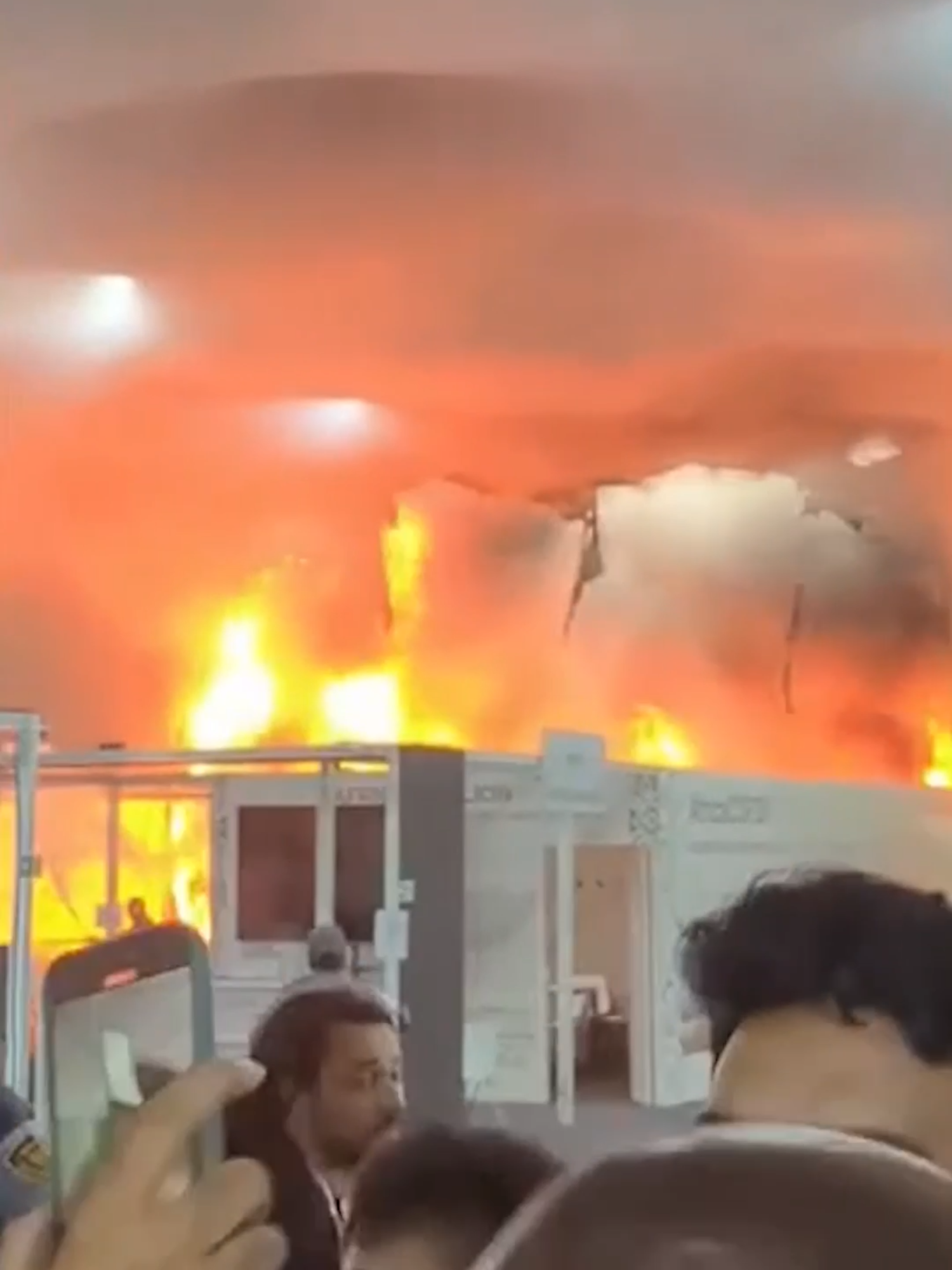 Un incendio en el recinto donde tienen lugar las negociaciones de la cumbre climática de la ONU (COP30), en la ciudad de Belém, en Brasil, obligó a evacuar este jueves a todas las personas que se encontraban en el lugar. Las llamas se desataron en un punto de la llamada 'Zona Azul', administrada y controlada por las Naciones Unidas, y donde se encuentran las salas de reunión y los diversos pabellones de los países y organizaciones internacionales que participan en la cita. El gobernador del estado de Pará, Helder Barbalho, y el ministro de Turismo de Brasil, Celso Sabino, informaron a los periodistas que el incendio fue controlado en pocos minutos y que no hubo heridos.