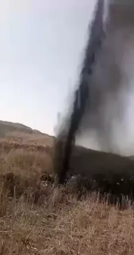 تسريب لخط أنابيب نفط في منطقة #تلكلخ بمحافظة #حمص، إثر قيام عناصر يُشتبه بتورطهم في ثقب الخط بغرض سرقة كميات من المشتقات النفطية، ما أدى إلى تسرّب  المواد المتدفقة.