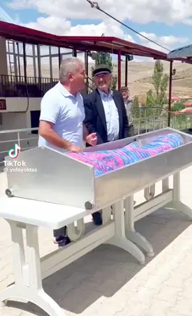 hiç bir cami imamında bu denli birleştiren kırmayan üzmeyen dos doğru bir cenaze görmedim duymadım dili anlaşılır herkelimesi muhteşem ağzına yüreğine ömrüne sağlık. eyvallah🙏