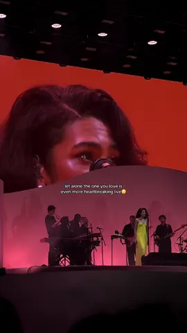 her glassy eyes I can’t 🥹 @Olivia Dean @OliviaDeanWorldwide @Handsome Tours #oliviadean #oliviadeantour #fleetsteps #sydney #letalonetheoneyoulove 